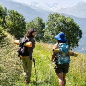 Alumnos practicando senderismo por la costa de Altea durante una sesión de yoga consciente y naturaleza.