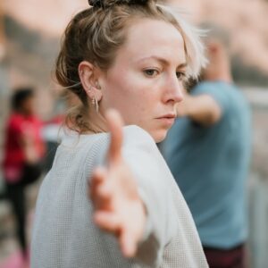 Clase de yoga grupal al aire libre en Altea con varias personas practicando yoga juntas
